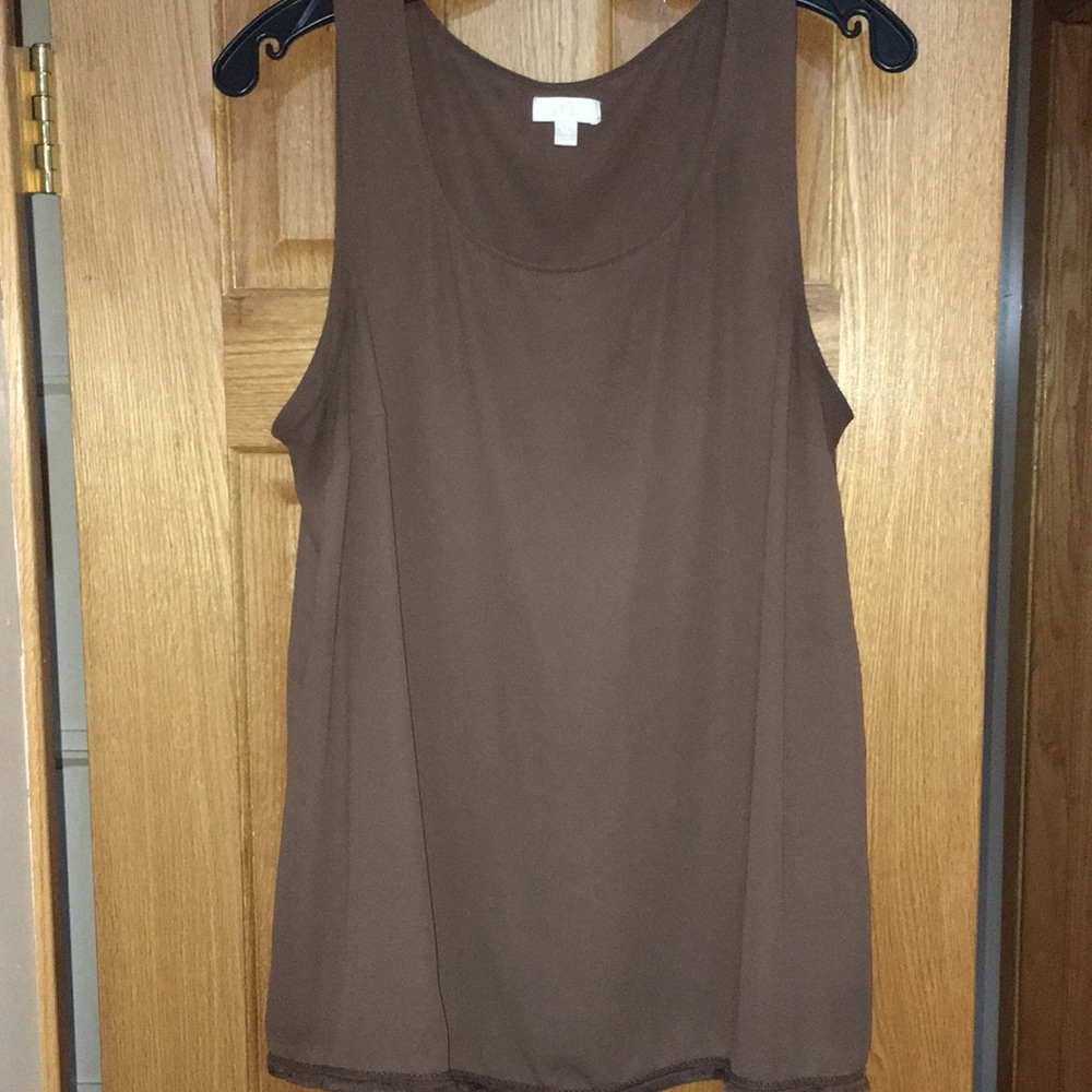 Sleeveless top with textured end seam detailing